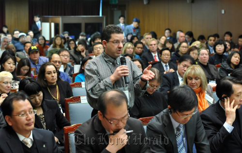 A foreign resident asks a question during the annual town meeting at Seoul City Hall on Dec. 17.(Seoul City)