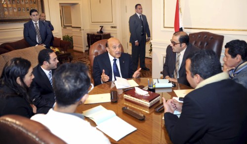<YONHAP PHOTO-0373> Egyptian Vice President Omar Suleiman, center, meets with representatives of protesters of 25th January movement in Cairo, Egypt, Sunday, Feb. 6, 2011. Egypt's largest opposition group, the Muslim Brotherhood, said it would begin talks Sunday with the government to try to end the country's political crisis but made clear it would insist on the immediate ouster of longtime authoritarian President Hosni Mubarak. (AP Photo / Soliman Oteifi)/2011-02-07 06:16:56/ <저작권자 ⓒ 1980-2011 ㈜연합뉴스. 무단 전재 재배포 금지.>
Egyptian Vice President Omar Suleiman (center) meets with representatives of protesters of the 25th January movement in Cairo on Sunday.     AP-Yonhap News