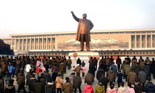 <YONHAP PHOTO-1128> 북한의 설풍경 (평양 조선중앙통신=연합뉴스) 3일 평양시민들이 설을 맞아 평양 만수대언덕 김일성 주석 동상에 헌화하고 있다. 2011.2.3 photo@yna.co.kr/2011-02-03 23:49:25/ <저작권자 ⓒ 1980-2011 ㈜연합뉴스. 무단 전재 재배포 금지.>
North Koreans pay tribute to the statue of Kim Il-sung in Pyongyang on Feb. 3.  Yonhap News
North Koreans pay tribute to the statue of Kim Il-sung in Pyongyang on Feb. 3.  Yonhap News