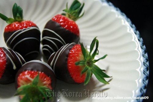 Chocolatier Louis Kang’s chocolate-dipped strawberries. Louis Kang Chocolatier