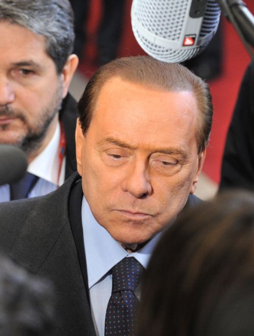 <YONHAP PHOTO-1324> Italian Prime Minister Silvio Berlusconi speaks to media upon arrival at the EU summit on February 4, 2011 at the European Council headquarters in Brussels. European leaders bluntly warned Egypt against state-sponsored violence during Friday's "departure day" protests as they took stock of the turmoil sweeping the Arab world. AFP PHOTO / GEORGES GOBET /2011-02-04 20:47:04/ <저작권자 ⓒ 1980-2011 ㈜연합뉴스. 무단 전재 재배포 금지.>
Italian Prime Minister Silvio Berlusconi speaks to media upon arrival at the EU summit in Brussels.  AFP-Yonhap News
