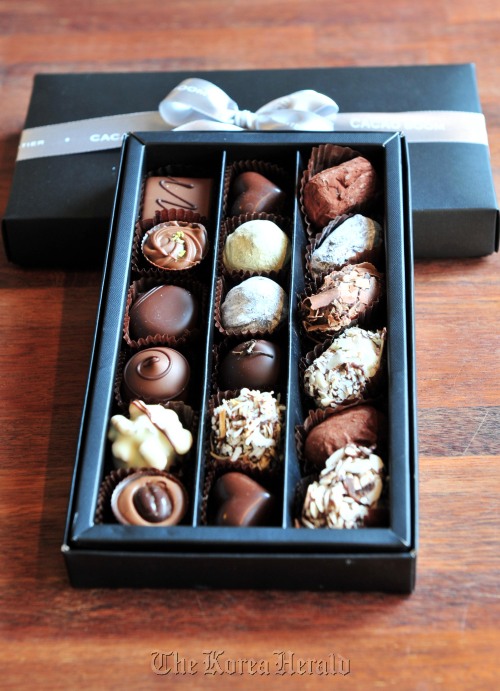 카카오봄<br />김명섭 기자 msiron@
Cacao Boom’s boxed set of 18 pralines include chocolatier Go Young-joo’s delectable Portuguese and Titicaca chocolates along with her luscious nutmeg, coconut and cream truffles.
Kim Myung-sub/The Korea Herald