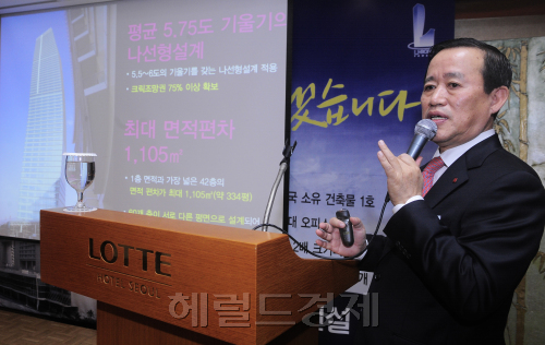 정영모 반도건설 사장이 9일 오전 서울시 중구 소공동 롯데호텔에서 열린 두바이 유보라타워 준공 기자간담회에서 브리핑을 하고 있다. 박해묵 기자/mook@heraldm.com
정영모 반도건설 사장이 9일 오전 서울시 중구 소공동 롯데호텔에서 열린 두바이 유보라타워 준공 기자간담회에서 브리핑을 하고 있다. 박해묵 기자/mook@heraldm.com