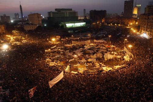 <YONHAP PHOTO-0550> Hundreds of thousands of anti-government demonstrators crowd Cairo's Tahrir square on February 8, 2011 in the largest protests since the start of a revolt against President Hosni Mubarak. AFP PHOTO/MOHAMMED ABED /2011-02-09 05:44:54/ <저작권자 ⓒ 1980-2011 ㈜연합뉴스. 무단 전재 재배포 금지.>
Hundreds of thousands of anti-government demonstrators crowd Cairo’s Tahrir Square on Tuesday in the largest protests since the start of the revolt against President Hosni Mubarak.   AFP-Yonhap News