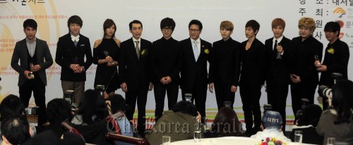9일 오후 프레스센터에서 가온차트 2010총결산 및 2011 비젼 선포식에서 2010년 가온차트에서 수상한 가수들이 기념촬영을 하고 있다. 박해묵 기자/mook@heraldm.com
Culture Minister Choung Byoung-gug (center) poses with Bang Geuk-gyun (fourth from left), chairman of the Korea Music Content Industry Association, singer G.NA (third from left) and K-pop group Super Junior after the Gaon Chart award ceremony in Seoul on Wednesday. Park Hae-mook/The Korea Herald