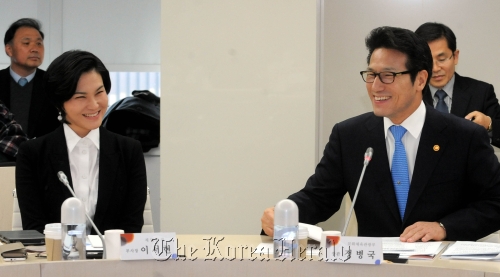 Lee Seo-hyun (left), vice president of Cheil Industries, and Choung Byoung-gug, culture minister, smile while attending the fashion forum held at the Cheil Industries building in central Seoul on Tuesday.
Ahn Hoon/The Korea Herald
