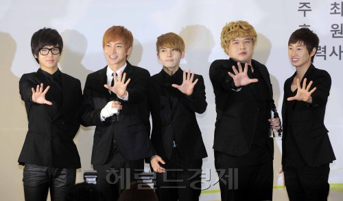 9일 오후 프레스센터에서 열린 '가온차트 2010 총결산 및 2011 비젼 선포식'에서 2010년 가온차트 음반판매 1위를 한 슈퍼주니어가 취재진들을 향해 포즈를 취하고 있다. 박해묵 기자/mook@heraldm.com
9일 오후 프레스센터에서 열린 '가온차트 2010 총결산 및 2011 비젼 선포식'에서 2010년 가온차트 음반판매 1위를 한 슈퍼주니어가 취재진들을 향해 포즈를 취하고 있다. 박해묵 기자/mook@heraldm.com