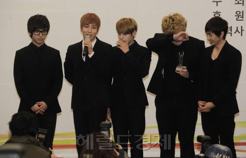9일 오후 프레스센터에서 열린 '가온차트 2010 총결산 및 2011 비젼 선포식'에서 2010년 가온차트 음반판매 1위를 한 슈퍼주니어가 수상소감을 밝히고 있다. 박해묵 기자/mook@heraldm.com
9일 오후 프레스센터에서 열린 '가온차트 2010 총결산 및 2011 비젼 선포식'에서 2010년 가온차트 음반판매 1위를 한 슈퍼주니어가 수상소감을 밝히고 있다. 박해묵 기자/mook@heraldm.com