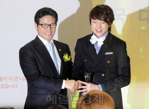 9일 오후 프레스센터에서 열린 '가온차트 2010 총결산 및 2011 비젼 선포식'에서 2010년 가온차트 신인상을 수상한 강승윤이 정병국 문체부 장관과 함께 포즈를 취하고 있다. 박해묵 기자/mook@heraldm.com
9일 오후 프레스센터에서 열린 '가온차트 2010 총결산 및 2011 비젼 선포식'에서 2010년 가온차트 신인상을 수상한 강승윤이 정병국 문체부 장관과 함께 포즈를 취하고 있다. 박해묵 기자/mook@heraldm.com