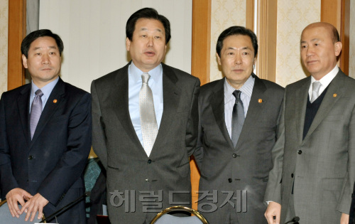 구제역 후속 대책을 논의하기 위해 한나라당과 정부가 10일 오전 국회에서 온라인 토토사이트 신고회의를 하기에 앞서 참석자들이 의견을 나누고 있다.왼쪽부터 유정복 농수산식품부 장관, 김무성 한나라당 원내대표, 맹형규 행정안전부 장관, 이만의 환경부 장관.양동출dcyang@heraldm.com/110210/
구제역 후속 대책을 논의하기 위해 한나라당과 정부가 10일 오전 국회에서 온라인 토토사이트 신고회의를 하기에 앞서 참석자들이 의견을 나누고 있다.왼쪽부터 유정복 농수산식품부 장관, 김무성 한나라당 원내대표, 맹형규 행정안전부 장관, 이만의 환경부 장관.양동출dcyang@heraldm.com/110210/
구제역 후속 대책을 논의하기 위해 한나라당과 정부가 10일 오전 국회에서 온라인 토토사이트 신고회의를 하기에 앞서 참석자들이 의견을 나누고 있다.왼쪽부터 유정복 농수산식품부 장관, 김무성 한나라당 원내대표, 맹형규 행정안전부 장관, 이만의 환경부 장관.양동출dcyang@heraldm.com/110210/