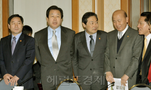 구제역 후속 대책을 논의하기 위해 한나라당과 정부가  10일 오전 국회에서 당정회의를 하기에 앞서 참석자들이 의견을 나누고 있다.왼쪽부터 유정복 농수산식품부 장관, 김무성 한나라당 원내대표, 맹형규 행정안전부 장관, 이만의 환경부 장관, 정운천 한나라당 구제역대책특위원장.양동출dcyang@heraldm.com/110210/
구제역 후속 대책을 논의하기 위해 한나라당과 정부가  10일 오전 국회에서 당정회의를 하기에 앞서 참석자들이 의견을 나누고 있다.왼쪽부터 유정복 농수산식품부 장관, 김무성 한나라당 원내대표, 맹형규 행정안전부 장관, 이만의 환경부 장관, 정운천 한나라당 구제역대책특위원장.양동출dcyang@heraldm.com/110210/
김무성 한나라당 원내대표, 맹형규 행정안전부 장관 등 당정 고위 인사들이 10일 오전 국회에서 구제역 후속 대책을 논의하기 위한 당정회의에 앞서 의견을 나누고 있다. 왼쪽부터 유정복 농수산식품부 장관, 김 원내대표, 맹 행안부 장관, 이만의 환경부 장관, 정운천 한나라당 구제역대책특위원장. 양동출 기자/dcyang@heraldm.com