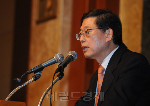 10일 오전 소공동 롯데호텔 크리스탈볼룸에서 인간개발연구원 창립 36주년 기념포럼에서 김황식 국무총리 초청 기념강연이 열렸다. 김황식 국무총리가 새해 국정운영 주요방향이라는 주제로 강연을 하고 있다. <br />이상섭기자/babtong@heraldm.com 2011.02.10
10일 오전 소공동 롯데호텔 크리스탈볼룸에서 인간개발연구원 창립 36주년 기념포럼에서 김황식 국무총리 초청 기념강연이 열렸다. 김황식 국무총리가 새해 국정운영 주요방향이라는 주제로 강연을 하고 있다.
이상섭기자/babtong@heraldm.com 2011.02.10
