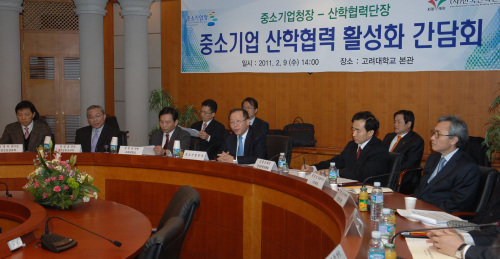 <YONHAP PHOTO-1703> 산학협력단장 간담회 (서울=연합뉴스) 김동선(왼쪽 4번째) 중소기업청장이 9일 고려대학교에서 전국대학의 산학협력단장들과 창업활성화 및 산학협력의 활성화 방안에 대한 간담회를 갖고 있다. 2011.2.9 photo@yna.co.kr/2011-02-09 16:08:55/ <저작권자 ⓒ 1980-2011 ㈜연합뉴스. 무단 전재 재배포 금지.>
<YONHAP PHOTO-1703> 산학협력단장 간담회 (서울=연합뉴스) 김동선(왼쪽 4번째) 중소기업청장이 9일 고려대학교에서 전국대학의 산학협력단장들과 창업활성화 및 산학협력의 활성화 방안에 대한 간담회를 갖고 있다. 2011.2.9 photo@yna.co.kr/2011-02-09 16:08:55/ <저작권자 ⓒ 1980-2011 ㈜연합뉴스. 무단 전재 재배포 금지.>
<YONHAP PHOTO-1703> 산학협력단장 간담회 (서울=연합뉴스) 김동선(왼쪽 4번째) 중소기업청장이 9일 고려대학교에서 전국대학의 산학협력단장들과 창업활성화 및 산학협력의 활성화 방안에 대한 간담회를 갖고 있다. 2011.2.9 photo@yna.co.kr/2011-02-09 16:08:55/ <저작권자 ⓒ 1980-2011 ㈜연합뉴스. 무단 전재 재배포 금지.>
