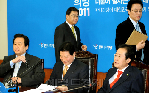 한나라당 홍준표(앞줄오른쪽시계방향) 최고위원, 안상수 대표, 김무성 원내대표, 박성효 최고위원, 정두언 최고위원이 10일 오전 여의도당사에서 열린 최고위원회의에 자리를 하고 있다.양동출dcyang@heraldm.com/110210/
한나라당 홍준표(앞줄오른쪽시계방향) 최고위원, 안상수 대표, 김무성 원내대표, 박성효 최고위원, 정두언 최고위원이 10일 오전 여의도당사에서 열린 최고위원회의에 자리를 하고 있다.양동출dcyang@heraldm.com/110210/