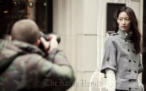 Scott Schuman takes a photo of a model for the “Trench Project in SEOUL,” a collaboration work with Bean Pole. Bean Pole