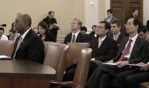 U.S. Trade Representative Ron Kirk (left) told the House Ways and Means Committee that Obama hopes Congress will approve the South Korean pact this spring. Han Duk-soo, South Korean ambassador to the United States was present at the committee. (Yonhap News)