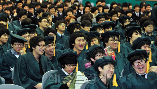 초,중,고,대학교 졸업식이 한창인 가운데 10일 서울 구로구 유한공업고등학교에서 열린 졸업식에서 졸업생들이 후배들의 축하공연을 보고 환하게 웃고 있다.<br />김명섭 기자 msiron@
초,중,고,대학교 졸업식이 한창인 가운데 10일 서울 구로구 유한공업고등학교에서 열린 졸업식에서 졸업생들이 후배들의 축하공연을 보고 환하게 웃고 있다.
김명섭 기자 msiron@