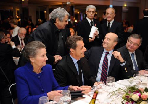 <YONHAP PHOTO-0669> France's President Nicolas Sarkozy (C) is surrounded by former French minister and president of the European parliament Simone Veil (L), singer Enrico Macias (L, top), Defence Minister Alain Juppe (2ndR) and Justice Minister Michel Mercier (R) during the annual Representative Council of France's Jewish Associations (CRIF) dinner at the Pavillon d'Armenonville in Paris on February 9, 2011. AFP PHOTO POOL/ ERIC FEFERBERG /2011-02-10 07:40:36/ <저작권자 ⓒ 1980-2011 ㈜연합뉴스. 무단 전재 재배포 금지.>
France’s President Nicolas Sarkozy (center) is surrounded by former French minister and president of the European parliament Simone Veil (left), singer Enrico Macias (left, top), Defense Minister Alain Juppe (right) during the annual Representative Council of France’s Jewish Associations (CRIF) dinner at the Pavillon d’Armenonville in Paris on Wednesday.  AFP-Yonhap News