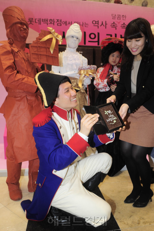 10일 오전 서울 소공동 롯데백화점 본점에서 발렌타인데이를 앞두고 역사 속 위인들의 사랑의 사연을 적은 대형 토토사이트 은행 조회이 전시돼 고객들의 눈길을 끌고 있다. 역사 속 위인 분장을 한 모델들이 10만원이상 구매 고객들에게 토토사이트 은행 조회으로 만든 편지지에 화이트 토토사이트 은행 조회으로 사연을 적어 선물할 수 있는 토토사이트 은행 조회 선물세트를 나눠주고 있다. 박해묵 기자/mook@heraldm.com
10일 오전 서울 소공동 롯데백화점 본점에서 발렌타인데이를 앞두고 역사 속 위인들의 사랑의 사연을 적은 대형 토토사이트 은행 조회이 전시돼 고객들의 눈길을 끌고 있다. 역사 속 위인 분장을 한 모델들이 10만원이상 구매 고객들에게 토토사이트 은행 조회으로 만든 편지지에 화이트 토토사이트 은행 조회으로 사연을 적어 선물할 수 있는 토토사이트 은행 조회 선물세트를 나눠주고 있다. 박해묵 기자/mook@heraldm.com