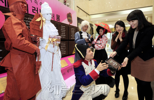 10일 오전 서울 소공동 롯데백화점 본점에서 발렌타인데이를 앞두고 역사 속 위인들의 사랑의 사연을 적은 대형 토토사이트 은행 조회이 전시돼 고객들의 눈길을 끌고 있다. 역사 속 위인 분장을 한 모델들이 10만원이상 구매 고객들에게 토토사이트 은행 조회으로 만든 편지지에 화이트 토토사이트 은행 조회으로 사연을 적어 선물할 수 있는 토토사이트 은행 조회 선물세트를 나눠주고 있다. 박해묵 기자/mook@heraldm.com
10일 오전 서울 소공동 롯데백화점 본점에서 발렌타인데이를 앞두고 역사 속 위인들의 사랑의 사연을 적은 대형 토토사이트 은행 조회이 전시돼 고객들의 눈길을 끌고 있다. 역사 속 위인 분장을 한 모델들이 10만원이상 구매 고객들에게 토토사이트 은행 조회으로 만든 편지지에 화이트 토토사이트 은행 조회으로 사연을 적어 선물할 수 있는 토토사이트 은행 조회 선물세트를 나눠주고 있다. 박해묵 기자/mook@heraldm.com