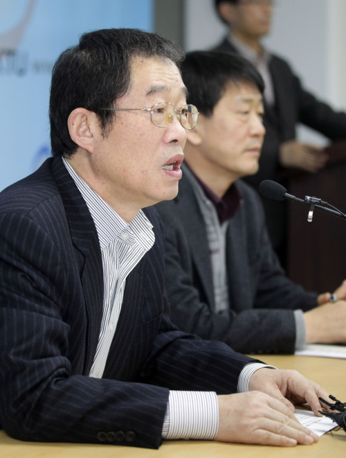 <YONHAP PHOTO-1231> 인사말 하는 이용득 위원장 (서울=연합뉴스) 최재구 기자 = 이용득 한국노총위원장이 10일 서울 영등포구 여의도 한국노총에서 취임 후 첫 기자간담회를 열고 인사말을 하고 있다. 이 위원장은 최근 사무총국 간부들과 간담회에서 "지금은 매우 엄중한 전시체제인 만큼 현장의 투쟁력을 복원해 지속적이고 강력한 투쟁 전선을 구축해야 한다"고 기존 방침을 재확인한 바 있다. 오른쪽은 한광호 사무총장. 2011.2.10 jjaeck9@yna.co.kr/2011-02-10 11:48:27/ <저작권자 ⓒ 1980-2011 ㈜연합뉴스. 무단 전재 재배포 금지.>
Lee Yong-deuk, chairman of the Federation of Korean Trade Unions, speaks at a news conference in Seoul on Thursday.