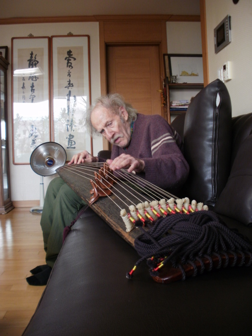 Alan Heyman still enjoys playing his
12-string gayageum, which is carved out
of a single piece of paulownia wood and
is nearly 50 years old.