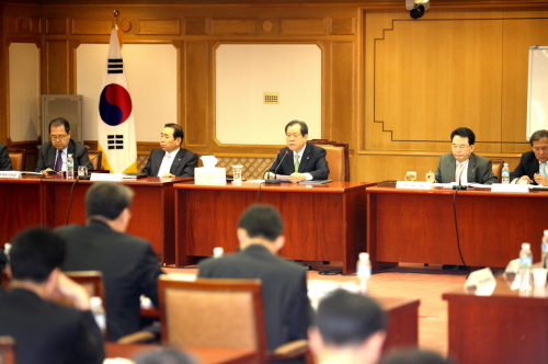 이지송(왼쪽 세번째) LH사장이 경영정상화를 위한 대대적인 조직ㆍ인사 개편에 앞서 직원들의 의견을 청취하고 있다.
이지송(왼쪽 세번째) LH사장이 경영정상화를 위한 대대적인 조직ㆍ인사 개편에 앞서 직원들의 의견을 청취하고 있다.