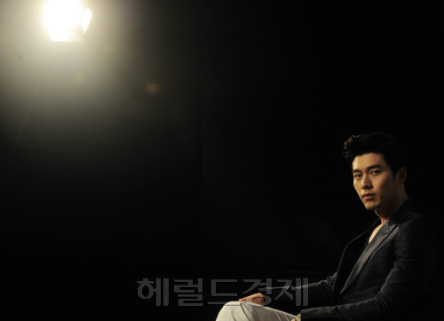 10일 오후 영화칼리토토 현빈이 영화 '만추'의 기자간담회를 가지고 취재진들에게 포즈를 취하고 있다. 박해묵 기자/mook@heradlm.com
10일 오후 영화칼리토토 현빈이 영화 '만추'의 기자간담회를 가지고 취재진들에게 포즈를 취하고 있다. 박해묵 기자/mook@heradlm.com
10일 오후 영화칼리토토 현빈이 영화 '만추'의 기자간담회를 가지고 취재진들에게 포즈를 취하고 있다. 박해묵 기자/mook@heradlm.com