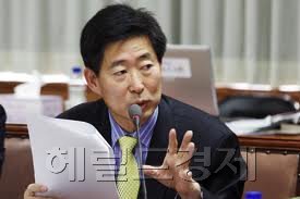 양승조 민주당 (국회의원), 보건복지위원회 (위원) / 6면)총선 앞둔 여의도 눈길은 지역구로...지역 스타들의 노하우는 소통과 스킨십