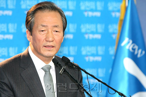 정몽준 한나라당 (국회의원), 대한축구협회 (명예회장), 외교통상통일위원회 (위원) / 정몽준 “국회 밖에서 헌법논의 하지 말라고 부탁” “출마선언은 이미 했다”