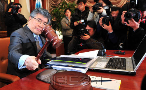 11일 한국은행에서 열린 금융통화위원회에서 김중수 한국은행 총재가 회의를 주재하고 있다.<br />김명섭 기자 msiron@
11일 한국은행에서 열린 금융통화위원회에서 김중수 한국은행 총재가 회의를 주재하고 있다.
김명섭 기자 msiron@
한국은행 금융통화위원회는 11일 한국은행에서 회의를 열고 기준금리를 동결했다. 김중수 한국은행 총재가 회의를 주재하고 있다.  김명섭 기자/msiron@