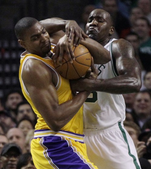 <YONHAP PHOTO-0876> Boston Celtics center Kendrick Perkins, right, tussles for the ball with Los Angeles Lakers center Andrew Bynum during the first quarter of an NBA basketball game in Boston, Thursday, Feb. 10, 2011. (AP Photo/Charles Krupa)/2011-02-11 11:22:43/ <저작권자 ⓒ 1980-2011 ㈜연합뉴스. 무단 전재 재배포 금지.>