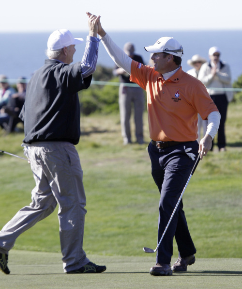 <YONHAP PHOTO-0704> D.A. Points, right, is greeted by actor Bill Murray, left, after chipping the ball in for a birdie on the 16th green of the Monterey Peninsula Country Club during the first round of the Pebble Beach National Pro-Am golf tournament in Pebble Beach, Calif., Thursday, Feb. 10, 2011. Points co-leads the tournament with Steve Marino after shooting a 7-under-par 63. (AP Photo)/2011-02-11 09:00:24/ <저작권자 ⓒ 1980-2011 ㈜연합뉴스. 무단 전재 재배포 금지.>
D.A. Points (right) is greeted by actor Bill Murray after chipping the ball in for a birdie on the 16th green of the Monterey Peninsula Country Club during the first round of the Pebble Beach National Pro-Am golf tournament in Pebble Beach, California, Thursday.  AP-Yonhap News