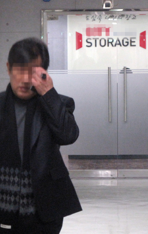 <YONHAP PHOTO-1925> 현금 10억 발견된 한 물품보관업체의 모습 (서울=연합뉴스) 김승욱 기자 = 지난 9일 오전 서울 영등포구 여의도백화점에서 폭발물로 의심되는 상자 2개가 발견돼 손님 40여명이 대피하는 소동이 벌어졌으나, 조사한 결과 상자 안에는 폭발물 대신 현금 10억원이 들어있었다. 사진은 10일 오후 10억원이 발견된 백화점 내 한 물품보관업체의 모습. 2011. 2. 10 kind3@yna.co.rk/2011-02-10 16:13:38/Media Only <저작권자 ⓒ 1980-2011 ㈜연합뉴스. 무단 전재 재배포 금지.>
A warehouse of the Yeouido Department Store where 1 billion won in two boxes was found Wednesday.
Yonhap News