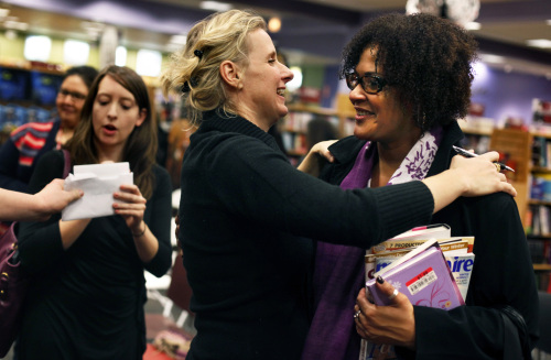 Tonya Melendez (right) meets author Elizabeth Gilbert after Gilbert recently staged a reading and signed books at a book store in Oak
Brook, Illinois. (Chicago Tribune/MCT)