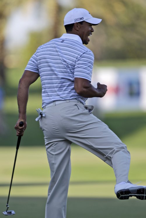 <YONHAP PHOTO-2611> Tiger Woods reacts on 18th hole during the third round of the Dubai Desert Classic golf tournament at the Emirates Golf Club in Dubai, United Arab Emirates, Saturday Feb. 12, 2011. (AP Photo/Kamran Jebreili)/2011-02-12 23:33:22/ <저작권자 ⓒ 1980-2011 ㈜연합뉴스. 무단 전재 재배포 금지.>
Tiger Woods reacts on 18th hole on Saturday.  AP-Yonhap News