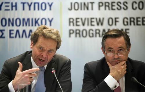 <YONHAP PHOTO-0172> International Monetary Fund (IMF) representative Poul Thomsen (L) and European Commission representative Servaas Deroose speak during a press conference in Athens on February 11, 2011. Greece will privatise state assets worth 50 billion euros (68 billion USD) by 2015 to reduce its massive debts, EU and IMF auditors overseeing the nation's crash austerity programme said on Friday. AFP PHOTO / MILOS BICANSKI /2011-02-12 00:46:30/ <저작권자 ⓒ 1980-2011 ㈜연합뉴스. 무단 전재 재배포 금지.>
International Monetary Fund representative Poul Thomsen (left) and European Commission representative Servaas Deroose speak during a press conference in Athens on Friday.  AFP-Yonhap News