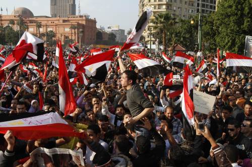 <YONHAP PHOTO-0330> Egyptians celebrate in Cairo's Tahrir Square, the epicentre of the popular revolt that drove veteran strongman Hosni Mubarak from power, on February 12, 2011. Thousands of Egyptians were still singing and waving flags as dawn broke over a nation reborn, after a popular uprising toppled Mubarak. AFP PHOTO/MOHAMMED ABED /2011-02-13 07:34:04/ <저작권자 ⓒ 1980-2011 ㈜연합뉴스. 무단 전재 재배포 금지.>
Egyptians celebrate in Cairo’s Tahrir Square, the epicenter of the popular revolt that drove veteran strongman Hosni Mubarak from power, Saturday.     AFP-Yonhap News