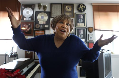<YONHAP PHOTO-0805> In this Jan. 11, 2011 file photo, singer Mavis Staples is shown at her home in Chicago. Stapes is nominated for a Grammy in the Best Americana category, and Staples, who has never won a the coveted trophy, says she wants to take one home at the Feb. 13 ceremony. (AP Photo/Charles Rex Arbogast)/2011-02-02 08:15:31/ <저작권자 ⓒ 1980-2011 ㈜연합뉴스. 무단 전재 재배포 금지.>
Grammy nominee Mavis Staples is shown at her home in Chicago. AP-Yonhap News