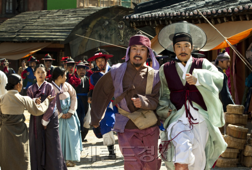김명민 탤런트 영화배우, 오달수 영화배우 조선명탐정 / ‘조선명탐정’ 기세등등, 3주째 흥행 1위