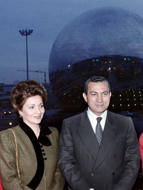 <YONHAP PHOTO-1176> (FILES) -- A picture dated December 11, 1986 shows Egyptian President Hosni Mubarak (R) and his wife Suzanne Mubarak visit the Cit? des Sciences et de l'Industrie during an official visit to France. AFP PHOTO /2011-02-12 07:04:37/ <저작권자 ⓒ 1980-2011 ㈜연합뉴스. 무단 전재 재배포 금지.>
A picture dated Dec. 11, 1986 shows Egyptian President Hosni Mubarak (right) and his wife Suzanne Mubarak visit the Cite des Sciences et de l’Industrie during an official visit to France.
AFP-Yonhap News