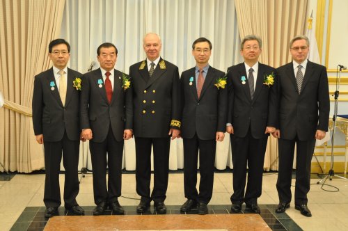 From left to right: Russian literature professor Kim Hyun-taek, Korea University
president Lee Ki-su, Russian Ambassador Konstantin Vnukov, Silk Road
Foundation chairman Kang Duck-soo, Hanyang University director of Asia-Pacific
Research Center Eom Gu-ho and Minister Counsellor Alexander Timonin.
(Yoav Cerralbo/The Korea Herald)