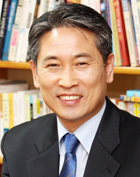 최진 대통령리더십연구소 (소장) / 최진 “집권 후반기 대통령, 포용의 ‘빅맨 리더십’ 갖춰야”