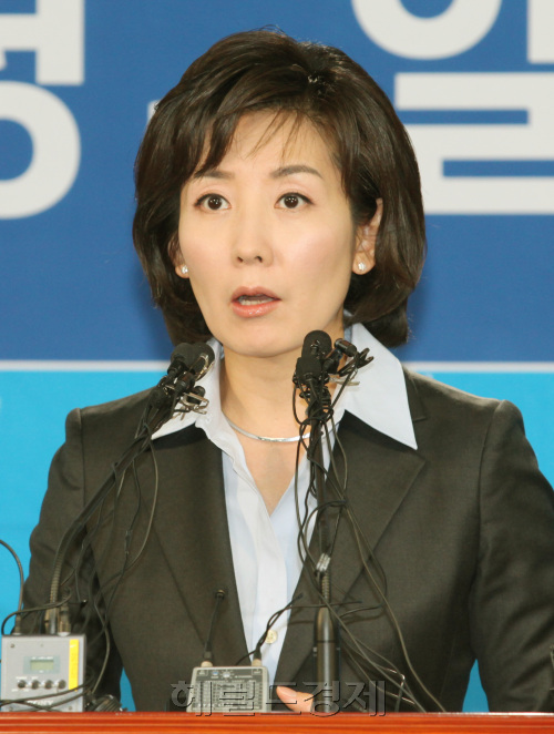 한나라당 나경원 의원이 17일 오전 여의도당사에서 서울특별시장 후보경선 출마를 선언하는 기자회견을 하고 있다.양동출dcyang@heraldm.com/100317/
한나라당 나경원 의원이 17일 오전 여의도당사에서 서울특별시장 후보경선 출마를 선언하는 기자회견을 하고 있다.양동출dcyang@heraldm.com/100317/
한나라당 나경원 의원이 17일 오전 여의도당사에서 서울특별시장 후보경선 출마를 선언하는 기자회견을 하고 있다.양동출dcyang@heraldm.com/100317/