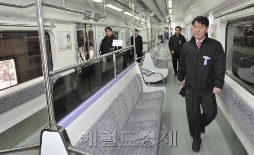14일 서울도시철도공사 도봉차량기지에서 제작한 '제1호 전동차 SR-100'. <br />정희조 기자/checho@heraldm.com 110214
14일 서울도시철도공사 도봉차량기지에서 제작한 '제1호 전동차 SR-100'.
정희조 기자/checho@heraldm.com 110214
14일 서울도시철도공사 도봉차량기지에서 제작한 '제1호 전동차 SR-100'.
정희조 기자/checho@heraldm.com 110214
14일 서울도시철도공사 도봉차량기지에서 제작한 '제1호 전동차 SR-100'.
정희조 기자/checho@heraldm.com 110214