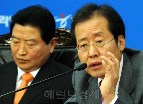 한나라당 홍준표 최고위원이 14일 오전 여의도당사에서 열린 최고위원회의에서 2018년 개헌과 관련된 자신의 입장을 밝히고 있다.양동출dcyang@heraldm.com/110214/
한나라당 홍준표 최고위원이 14일 오전 여의도당사에서 열린 최고위원회의에서 2018년 개헌과 관련된 자신의 입장을 밝히고 있다.양동출dcyang@heraldm.com/110214/