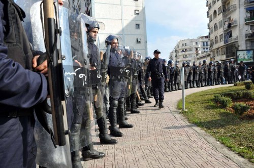<YONHAP PHOTO-0058> (110212) -- ALGIERS, Feb. 12, 2011 (Xinhua) -- Riot police stand guard as Algerian Pro-opposition protestors gather at a rally in Algiers, Algeria, Feb. 12, 2011. Pro-opposition protestors held a rally on Saturday in Algiers despite a government ban and clashed with police. (Xinhua/Kadri) (lmz)/2011-02-13 01:17:17/ <저작권자 ⓒ 1980-2011 ㈜연합뉴스. 무단 전재 재배포 금지.>
Riot police stand guard as Algerian pro-opposition protesters gather at a rally in Algiers.
Xinhua-Yonhap News