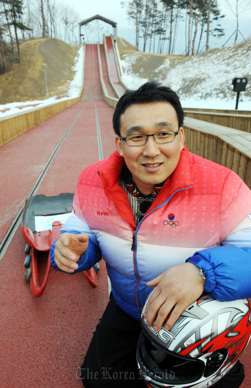 9일 용평 봅슬레이 감독 인터뷰. 박현구 기자phko@heraldm.com 2011.02.09
Winter sports pioneer Kang Kwang-bae  Park Hyun-koo/The Korea Herald