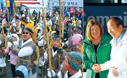 Residents of PyeongChang welcome the members of the IO C evaluation commission Monday as they arrive in the city to inspect its bid
to host the 2018 Winter Olympics. In the right photo Park Yong-sung, president of the Korean Olympic Committee, shakes hands with
Gunilla Lindberg, head of the evaluation team. (Kim Myung-sub/The Korea Herald)