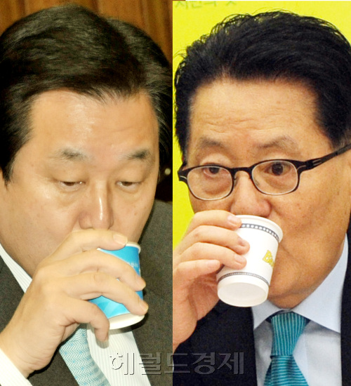 김무성(왼쪽) 한나라당 원내대표와  박지원 민주당 원내대표가 15일 오전 각각 국회에서 열린 원내대책회의에서 임기국회 개원문제의 돌파구를 생각하는지 물을 마시며 생각을 가다듬고 있다.양동출dcyang@heraldm.com/110215/
김무성(왼쪽) 한나라당 원내대표와  박지원 민주당 원내대표가 15일 오전 각각 국회에서 열린 원내대책회의에서 임기국회 개원문제의 돌파구를 생각하는지 물을 마시며 생각을 가다듬고 있다.양동출dcyang@heraldm.com/110215/
김무성(왼쪽) 한나라당 원내대표와  박지원 민주당 원내대표가 15일 오전 각각 국회에서 열린 원내대책회의에서 임기국회 개원문제의 돌파구를 생각하는지 물을 마시며 생각을 가다듬고 있다.양동출dcyang@heraldm.com/110215/
지난 14일 2월 임시국회 의사일정 합의에 실패했던 김무성(왼쪽) 한나라당 원내대표와 박지원 민주당 원내대표가 15일 오전 국회에서 각각 열린 각 당의 원내대책회의를 주재하던 도중 물을 마시며 생각하고 있다.
양동출 기자/dcyang@heraldm.com